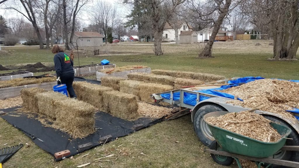 Essential Organic Fertilizers for Successful Straw Bale Gardening Essential Organic Fertilizers for Successful Straw Bale Gardening